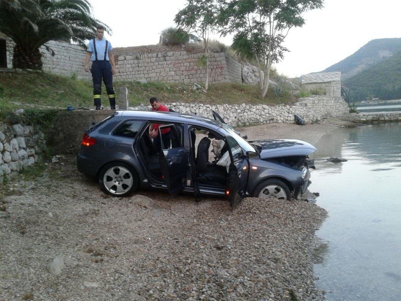 Audijem sletjeli na plažu Verige Foto: Radio Tivat