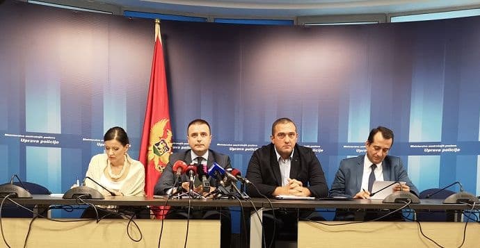 Uhapšeni carinici, procesuirano više od 20 osoba (FOTO PRIVODJENJA) Uhapšeni carinici, procesuirano više od 20 osoba (FOTO PRIVODJENJA)