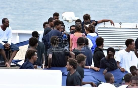 Jahta s migrantima zaustavljena u vodama Grčke Jahta s migrantima zaustavljena u vodama Grčke