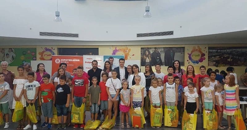 Osnovcima uručeno 100 kompleta udžbenika Osnovcima uručeno 100 kompleta udžbenika