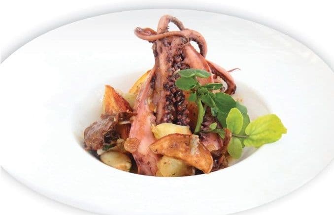 Hobotnica ispod sača sa smokvama, dunjom i narandžom Hobotnica ispod sača sa smokvama, dunjom i narandžom