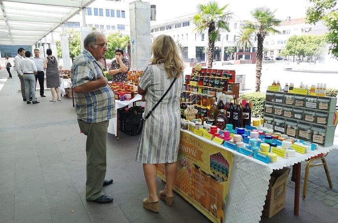 Švercovani med ruši tržište i mukotrpan rad, zabraniti svaku teglu koja nema etiketu Švercovani med ruši tržište i mukotrpan rad, zabraniti svaku teglu koja nema etiketu