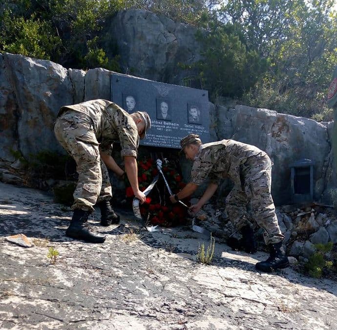 Položeni vijenci na spomen ploču stradalim pripadnicima VCG Položeni vijenci na spomen ploču stradalim pripadnicima VCG