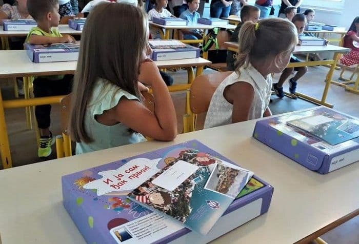 Herceg Novi: Đacima dijelili poklon udžbenike Herceg Novi: Đacima dijelili poklon udžbenike