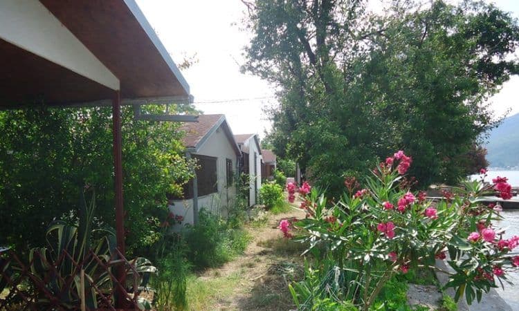 Srušena trećina kućica u kampu Srušena trećina kućica u kampu