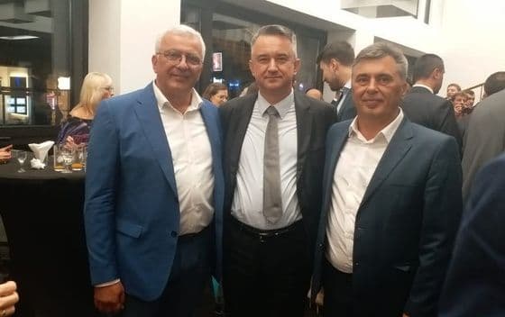 Hoće politički da objedine Srbe u regionu, protesti u drugom planu Andrija Mandić i Milutin Đukanović sa sinom Ratka Mladića