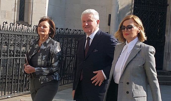 Todorić stigao u sud u društvu supruge Tonija Blera Todorić stigao u sud u društvu supruge Tonija Blera