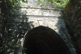 Sutormanska atrakcija - konji i bikovi u tunelu (FOTO)