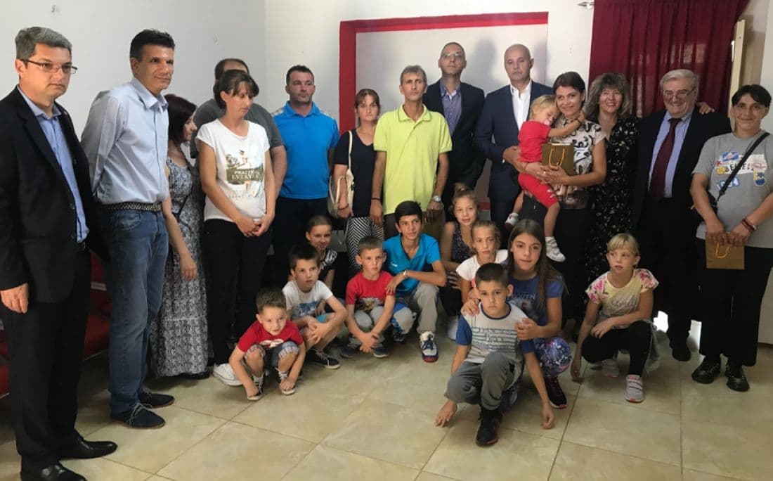 Crnogorski iseljenik donirao 30.000 eura porodicama sa Cetinja Crnogorski iseljenik donirao 30.000 eura porodicama sa Cetinja