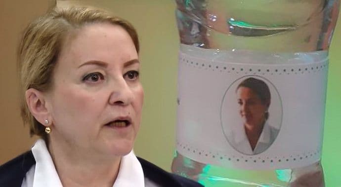 Žena Bakira Izetbegovića štampa svoje slike na boce vode Žena Bakira Izetbegovića štampa svoje slike na boce vode