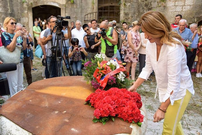 Položeni vijenci i cvijeće u utvrđenju Mamula Položeni vijenci i cvijeće u utvrđenju Mamula