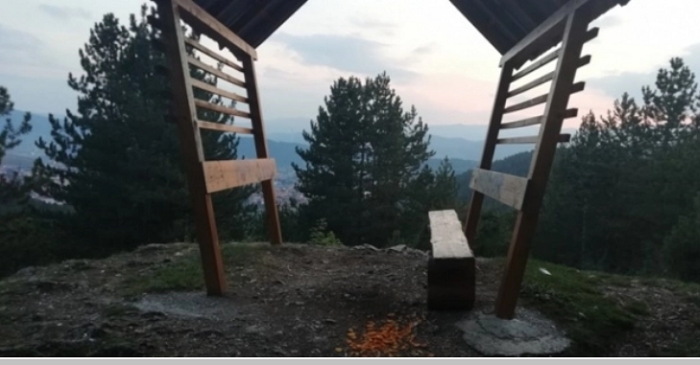 Vandali uništili vidikovac u Pljevljima: Klupe završile u provaliji Vandali uništili vidikovac u Pljevljima: Klupe završile u provaliji