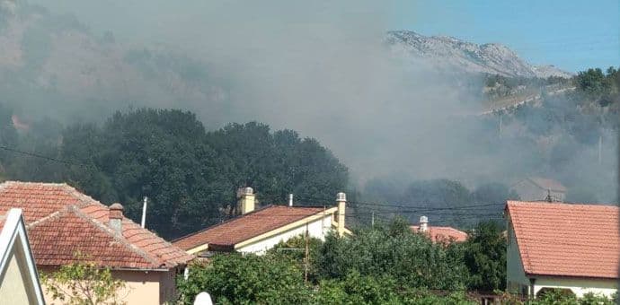 Veliki požar u Rogamima, vatrogasci brane kuće Veliki požar u Rogamima, vatrogasci brane kuće