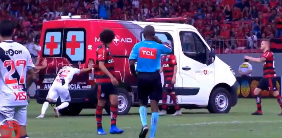 Fudbaleri gurali kola Hitne pomoći da upale na terenu (VIDEO) Fudbaleri gurali kola Hitne pomoći da upale na terenu (VIDEO)