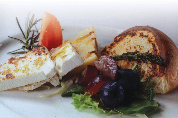 Sir sušen na gradele, kruv sa ukusom ruzmarina, grožđe Sir sušen na gradele, kruv sa ukusom ruzmarina, grožđe