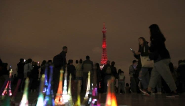 Zaplijenjeno dvadeset tona mini Ajfelovih kula Zaplijenjeno dvadeset tona mini Ajfelovih kula