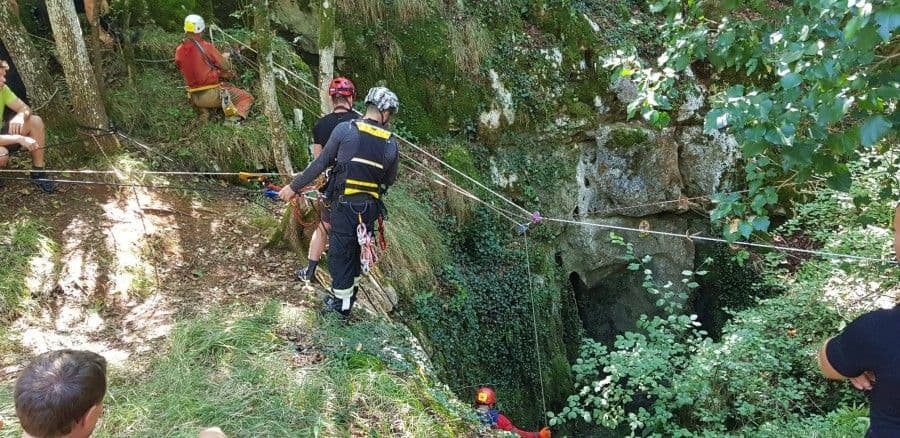 Pripadnike Službe spašavanja obučavali na nepristupačnim terenima Pripadnike Službe spašavanja obučavali na nepristupačnim terenima