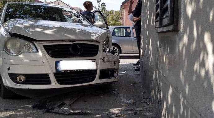 Udes na Cetinju, automobil udario u kuću Udes na Cetinju, automobil udario u kuću
