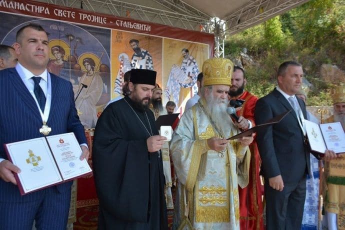 Amfilohije uručio Krapoviću i Vujoviću ordenje Svetog Petra Amfilohije uručio Krapoviću i Vujoviću ordenje Svetog Petra