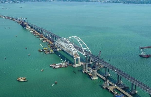 Ukrajinski ratni brodovi približavaju se Krimskom mostu Foto: Twitter/Glasnost Gone