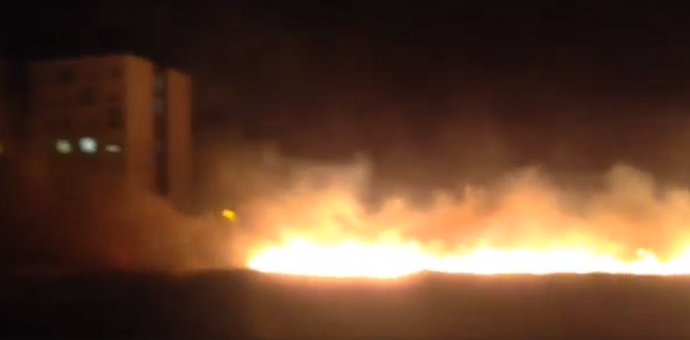 Vatrogasci cijelu noć branili kuće na Bioču, požar i dalje aktivan Vatrogasci cijelu noć branili kuće na Bioču, požar i dalje aktivan