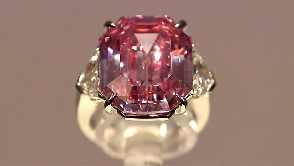 Ružičasti dijamant "na turneji" prije prodaje Foto: Reuters/Toby Melville