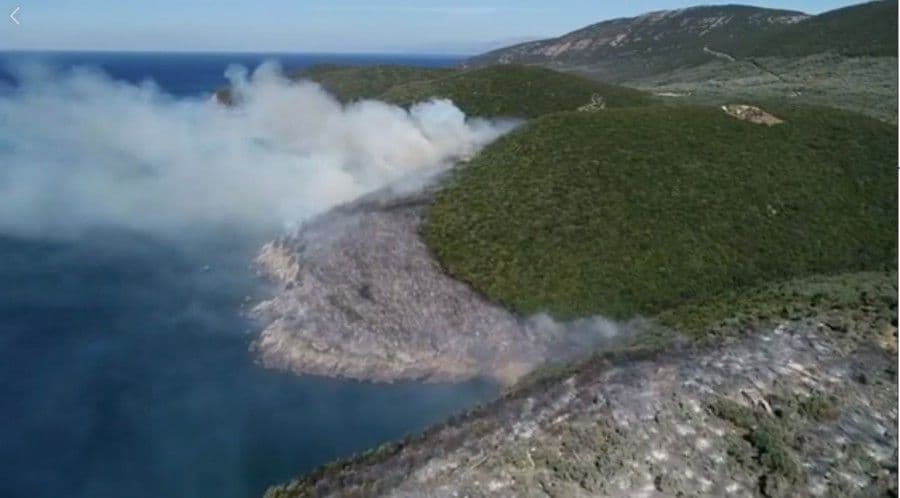 U Ulcinju požar stigao skoro do mora, situacija alarmantna U Ulcinju požar stigao skoro do mora, situacija alarmantna