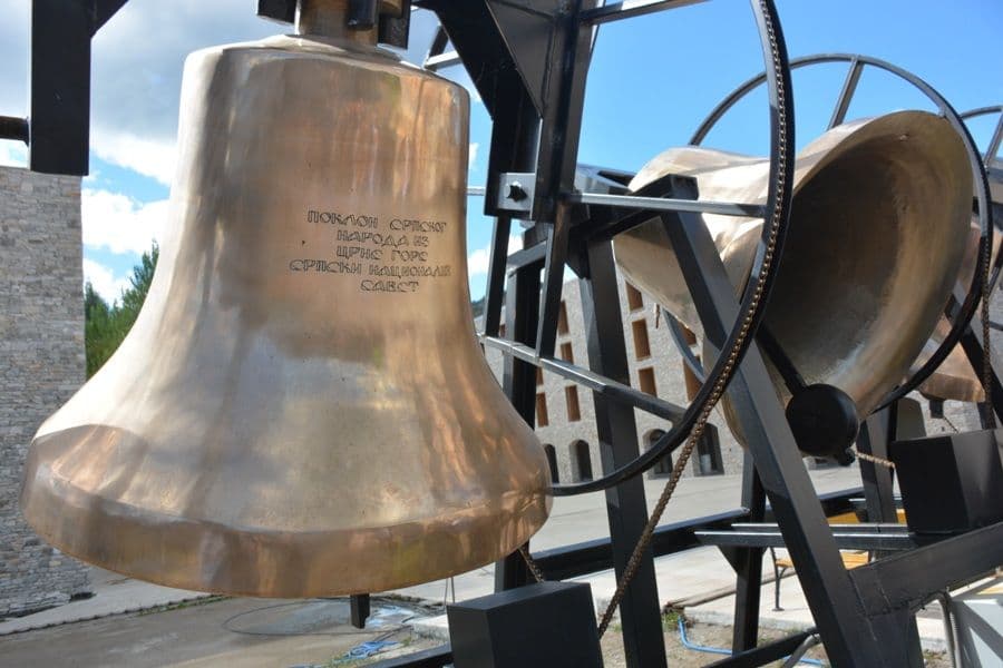 Srpski narod Crne Gore poklonio zvono hramu Svetog kneza Lazara Srpski narod Crne Gore poklonio zvono hramu Svetog kneza Lazara