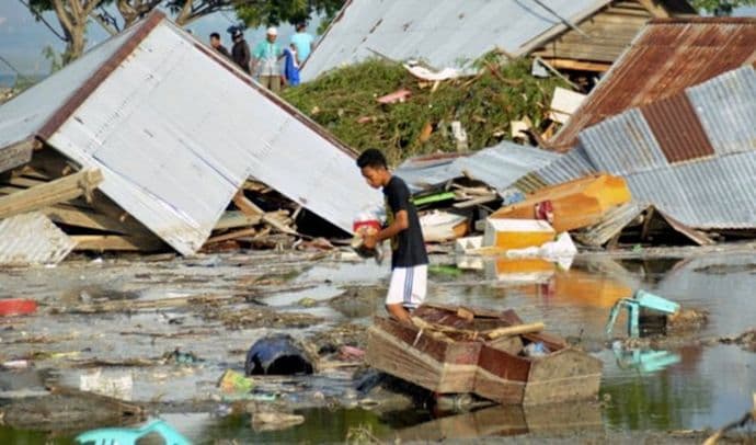 Indonezija: Više od 832 mrtvih, talasi visoki šest metara razorili zemlju Indonezija: Više od 832 mrtvih, talasi visoki šest metara razorili zemlju