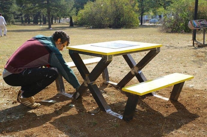 Instalacijom mobilijara u dvorištu Filozofskog fakulteta završen projekat „Umjetnost reciklaže“ Instalacijom mobilijara u dvorištu Filozofskog fakulteta završen projekat „Umjetnost reciklaže“