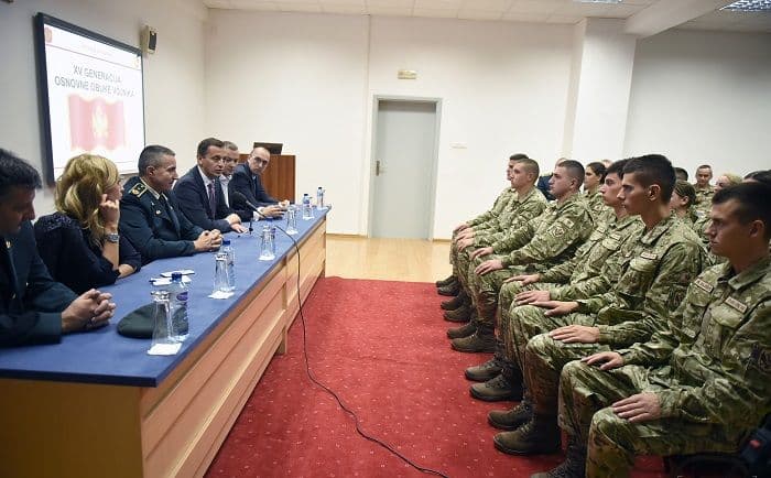 Bošković novim vojnicima po ugovoru: Izabrali ste najčasniji poziv Bošković novim vojnicima po ugovoru: Izabrali ste najčasniji poziv