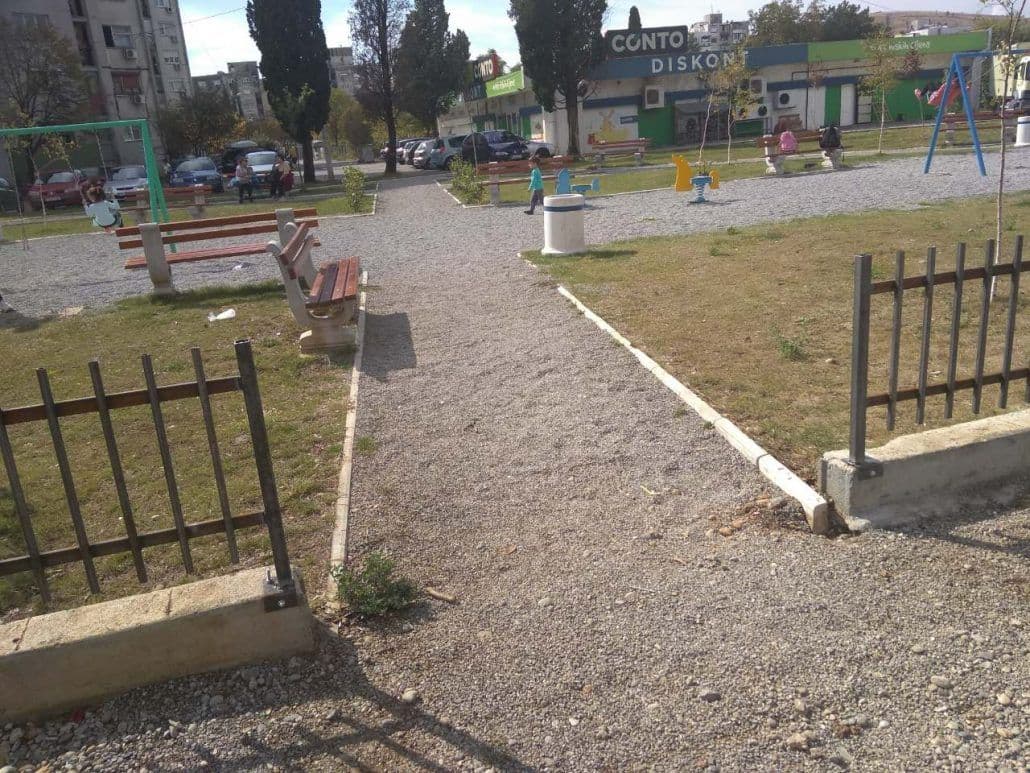 Počelo postavljanje zaštitne ograde na dječijem igralištu na Zabjelu Počelo postavljanje zaštitne ograde na dječijem igralištu na Zabjelu