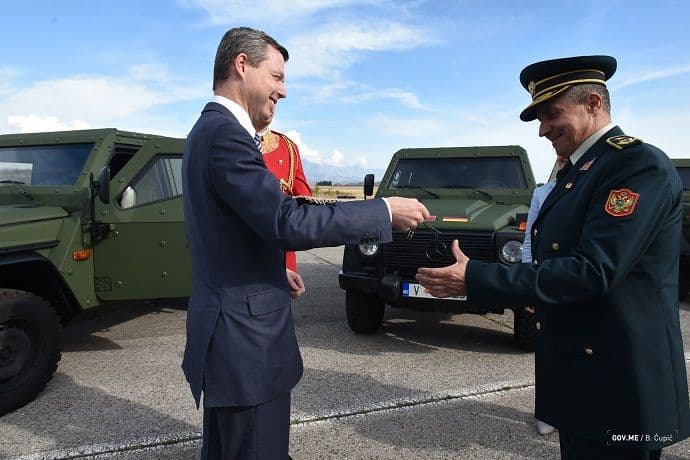Donacija Njemačke Vojsci CG: Predati ključevi lakooklopnih vozila Donacija Njemačke Vojsci CG: Predati ključevi lakooklopnih vozila