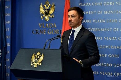 Ko ne ustane na himnu Crne Gore platiće kaznu do 2.000 eura Ko ne ustane na himnu Crne Gore platiće kaznu do 2.000 eura