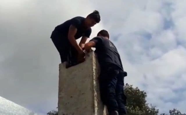 Lopov se zaglavio u dimnjaku, spašavali ga policajci Lopov se zaglavio u dimnjaku, spašavali ga policajci