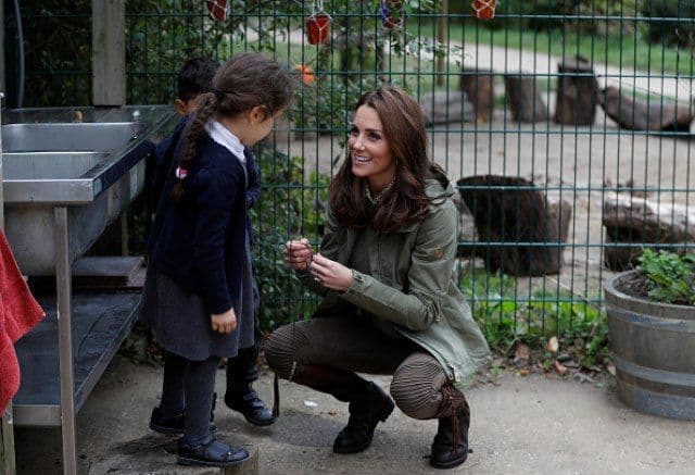 Devojčica je pitala Kejt Midlton zašto je slikaju, ovo je njen odgovor Devojčica je pitala Kejt Midlton zašto je slikaju, ovo je njen odgovor