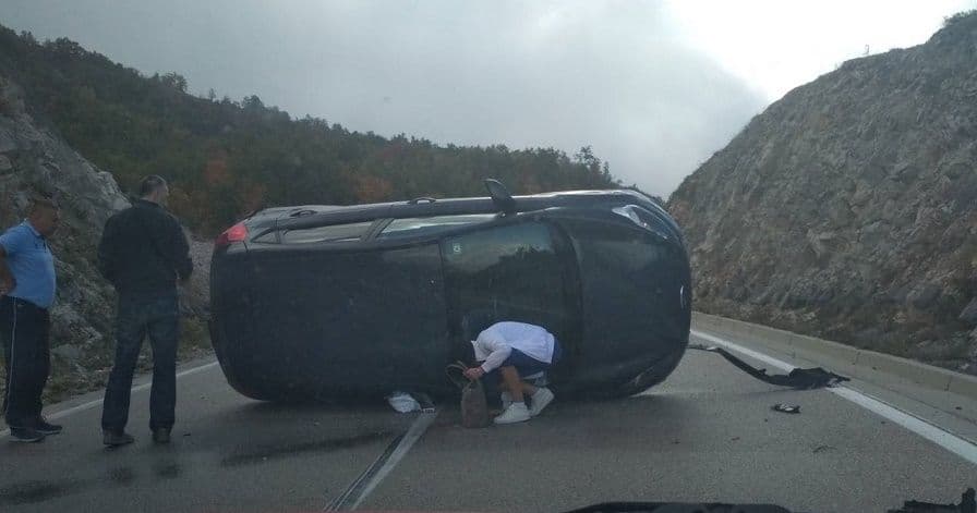 Prevrnuo se automobil na putu Nikšić-Grahovo Prevrnuo se automobil na putu Nikšić-Grahovo