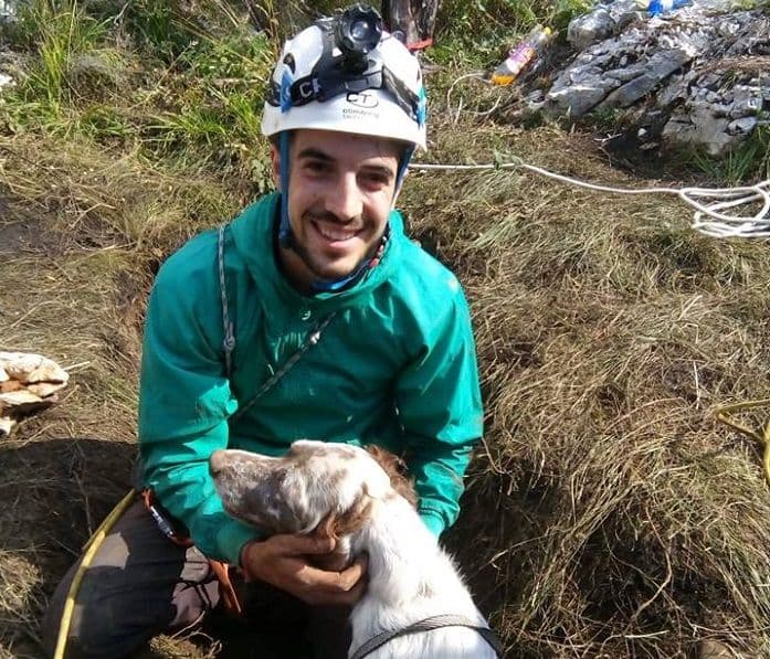 Slobodni penjači Cetinje spasili psa koji je upao u jamu duboku 27 metara Slobodni penjači Cetinje spasili psa koji je upao u jamu duboku 27 metara