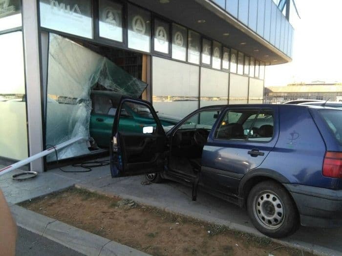Nakon udesa automobil uletio u zgradu fakulteta Mediteran Nakon udesa automobil uletio u zgradu fakulteta Mediteran