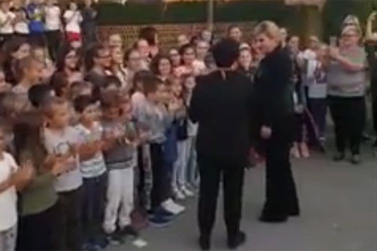 Đaci se požalili da im fali dvorana, Kolinda im rekla: Imate livadu Đaci se požalili da im fali dvorana, Kolinda im rekla: Imate livadu