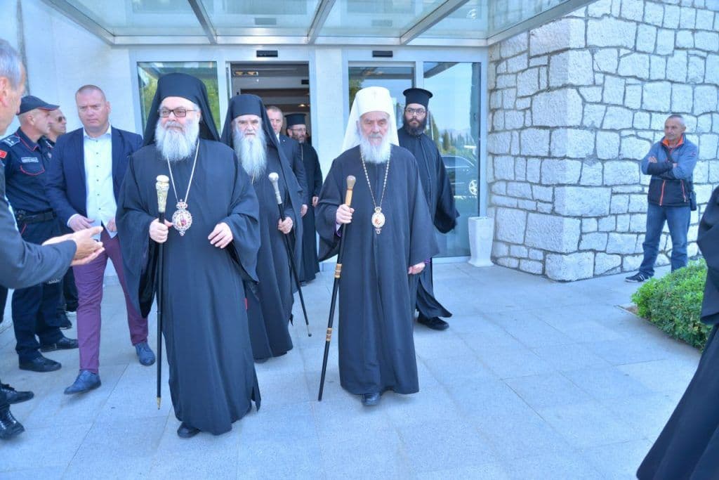 Irineja dočekali Amfilohije, Joanikije i “Noćni vukovi” Irineja dočekali Amfilohije, Joanikije i “Noćni vukovi”