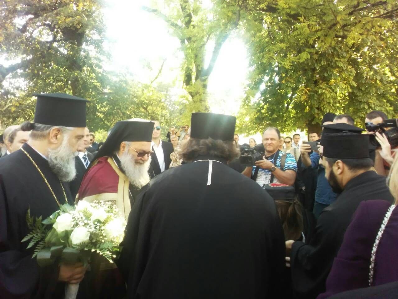 Irinej: Podijeljeni smo ali nijesmo razdijeljeni; Amfilohije: „Neće valja mitropolit na magarca da ide“ Irinej: Podijeljeni smo ali nijesmo razdijeljeni; Amfilohije: „Neće valja mitropolit na magarca da ide“