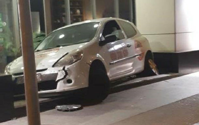 Nesvakidašnji incident: Automobilom uletio u ulaz hotela (Foto) Nesvakidašnji incident: Automobilom uletio u ulaz hotela (Foto)