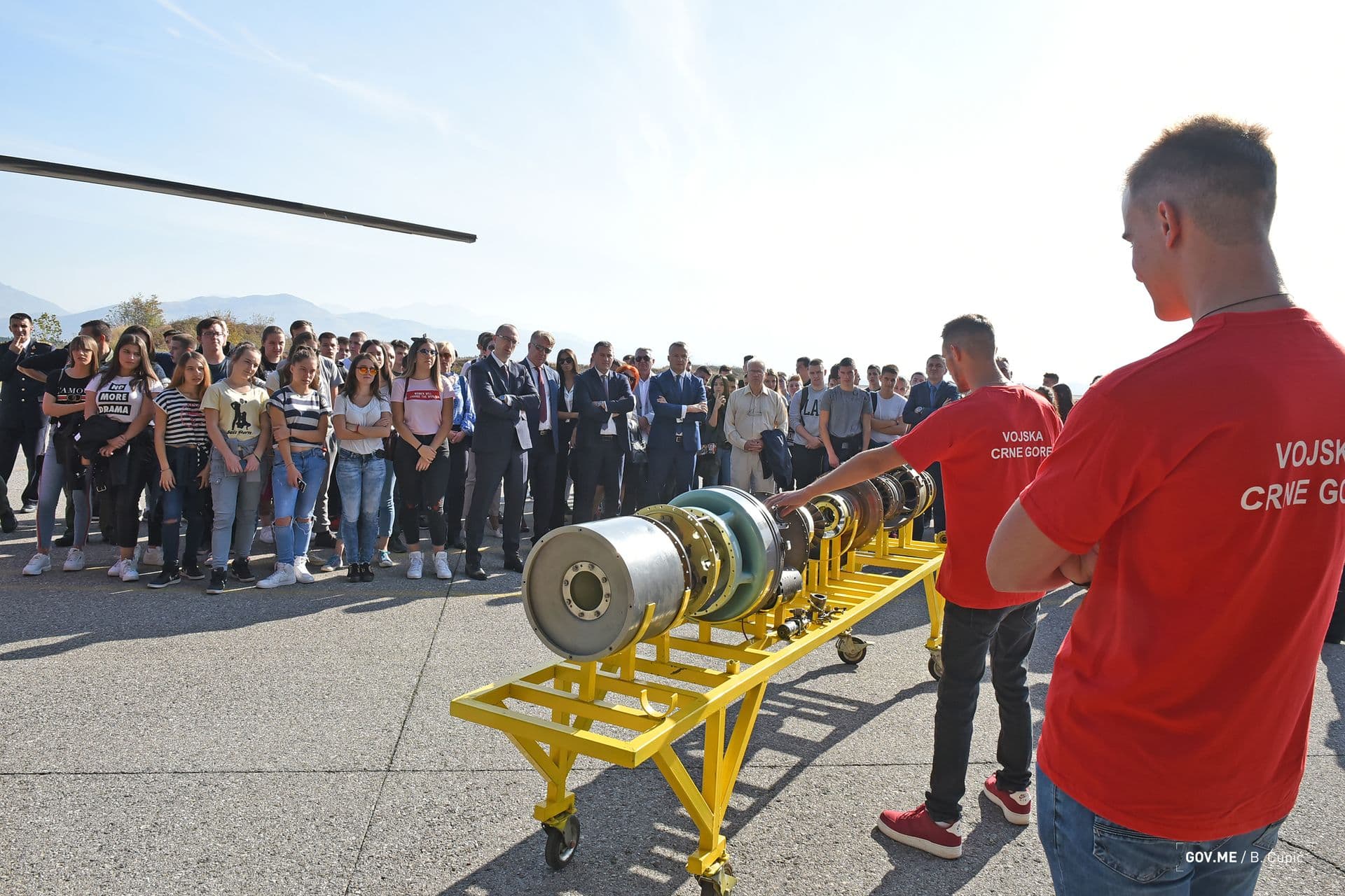 Učenici sa vojnicima na aerodromu Golubovci Učenici sa vojnicima na aerodromu Golubovci