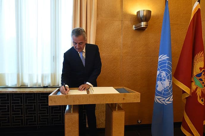 Đukanoviću uručena arhivska dokumenta o Crnoj Gori Đukanoviću uručena arhivska dokumenta o Crnoj Gori