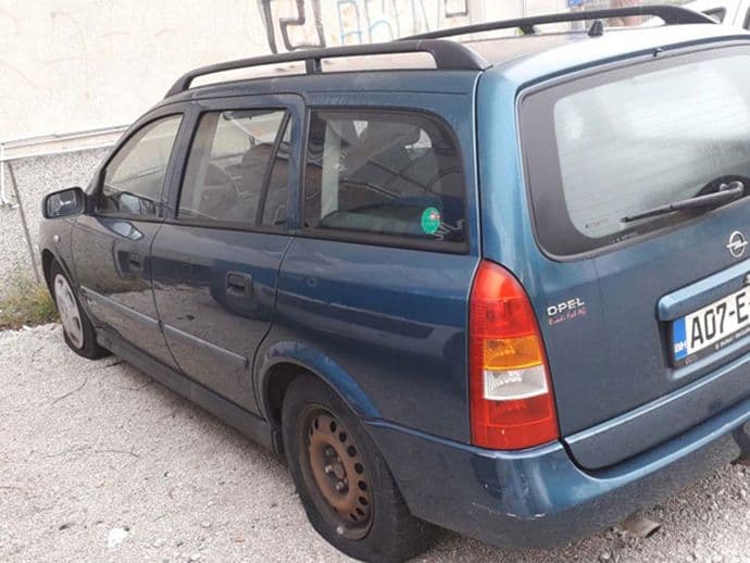 Maloljetnik izbušio gume na 53 automobila za noć Maloljetnik izbušio gume na 53 automobila za noć