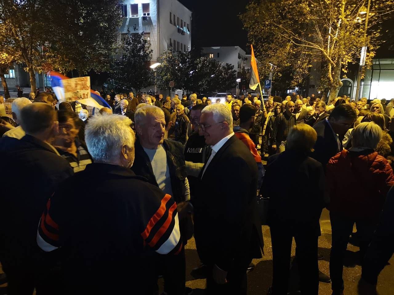 Završena protesna šetnja DF-a, traže poštene izbore (FOTO) Završena protesna šetnja DF-a, traže poštene izbore (FOTO)