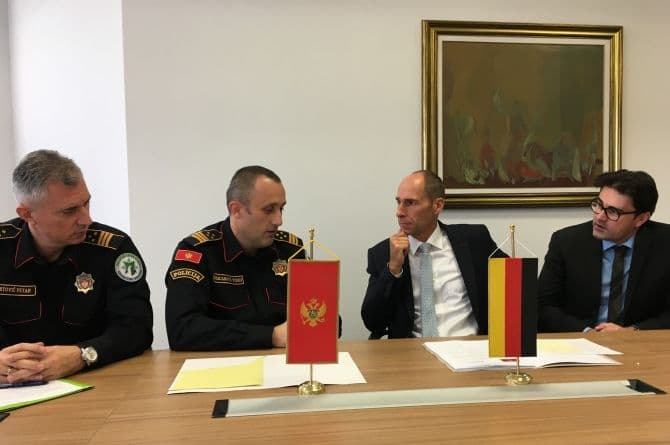 Njemačka policija donirala crnogorskim kolegama opremu za graničnu provjeru Njemačka policija donirala crnogorskim kolegama opremu za graničnu provjeru
