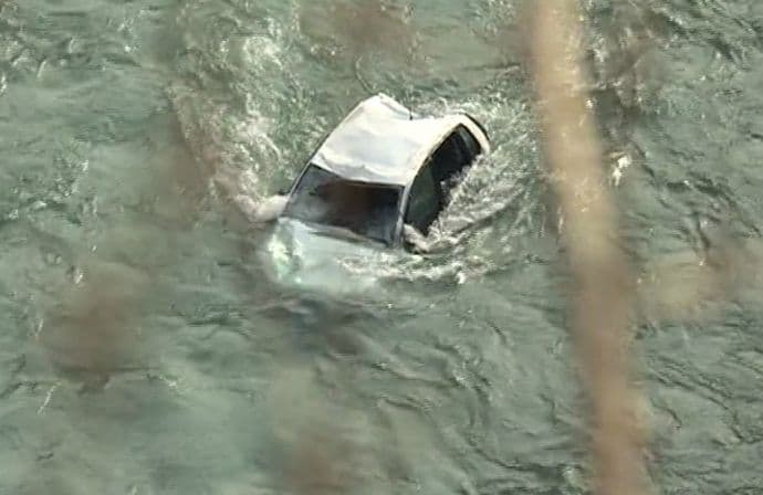 Evo ko su heroji koji su izvukli četvoročlanu porodicu iz Morače Evo ko su heroji koji su izvukli četvoročlanu porodicu iz Morače