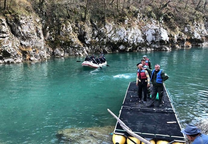 Pripadnici Treće pješadijske čete u akciji čišćenja korita Tare Pripadnici Treće pješadijske čete u akciji čišćenja korita Tare
